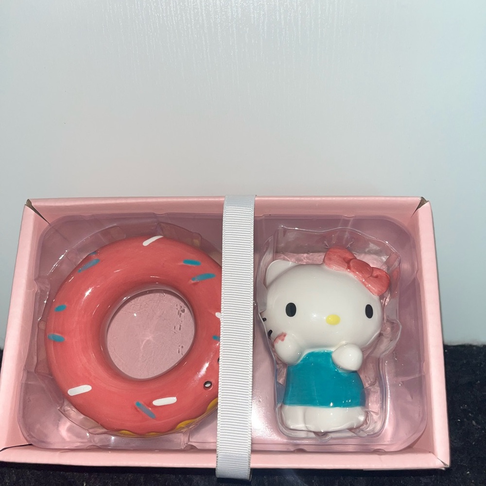 Hello Kitty Donut Salt and Pepper Set